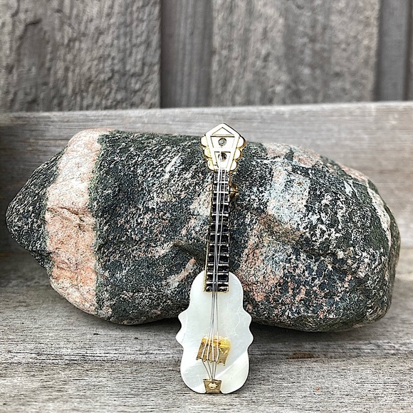 PIN Vintage 1970’s Guitar Msndolin Mother of Pearl Gold Tone Approx 2” - Picture 2 of 5